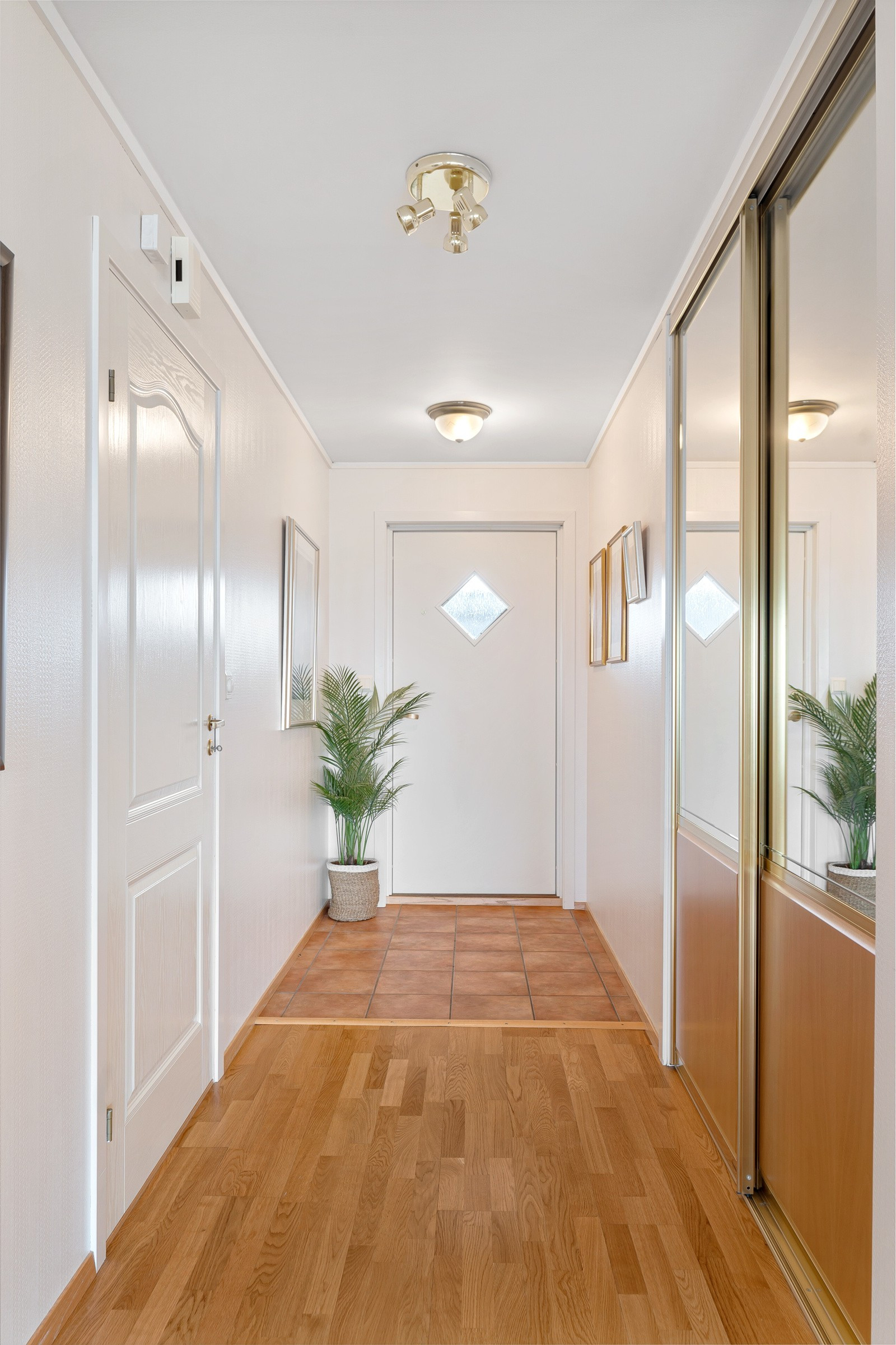 Stor skyvedørsgarderobe i gang med god plass for både sko og yttertøy.