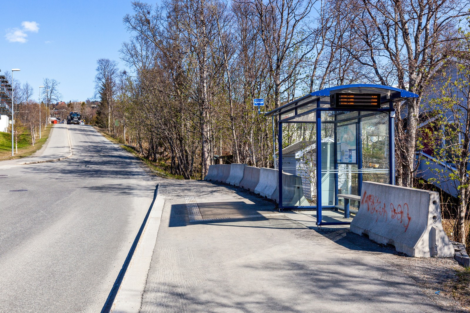 Buss rute nr 34 og 33 stopper like utenfor blokka og tar deg direkte til Giæverbukta (ca 8 min), UiT/UNN (ca 15 min) og sentrum (ca 10 min).