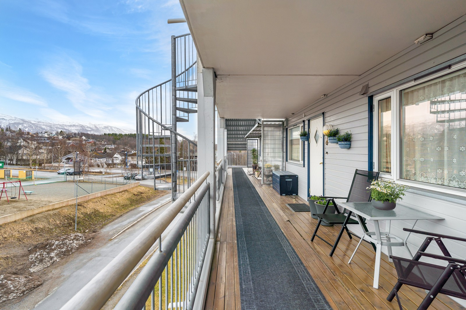 Svalgangen har utsikt til Tromsdalstinden og meget fine solforhold på dagtid. Adkomst til 4. etasje via heis.