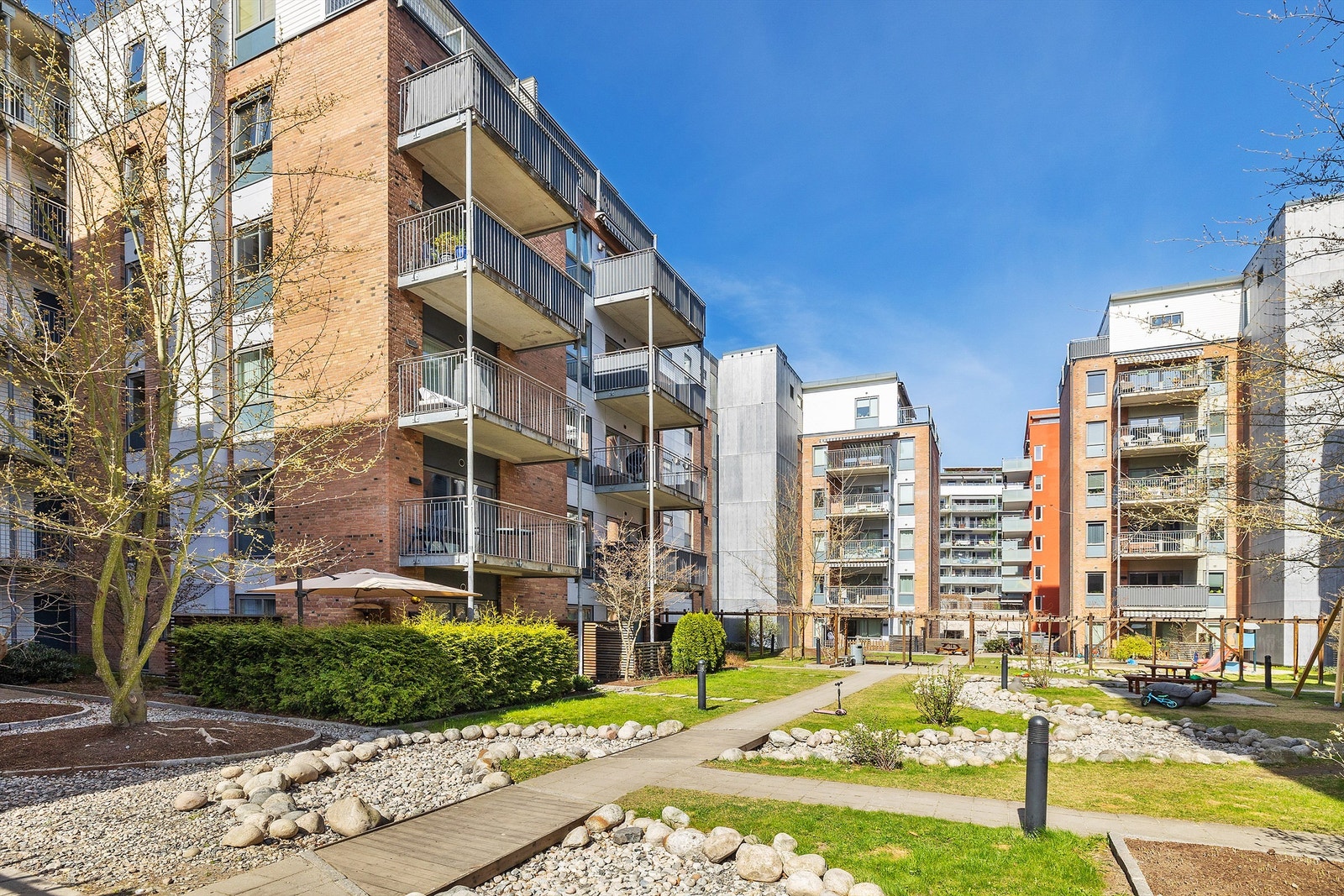 Leiligheten ligger i et moderne bygg fra 2008 i et hyggelig nabolag i Kværnerbyen. Galleribilde