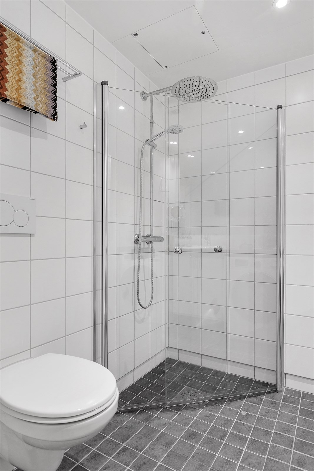 Baderommet har varmekabler i gulv og downlights i himling. Galleribilde