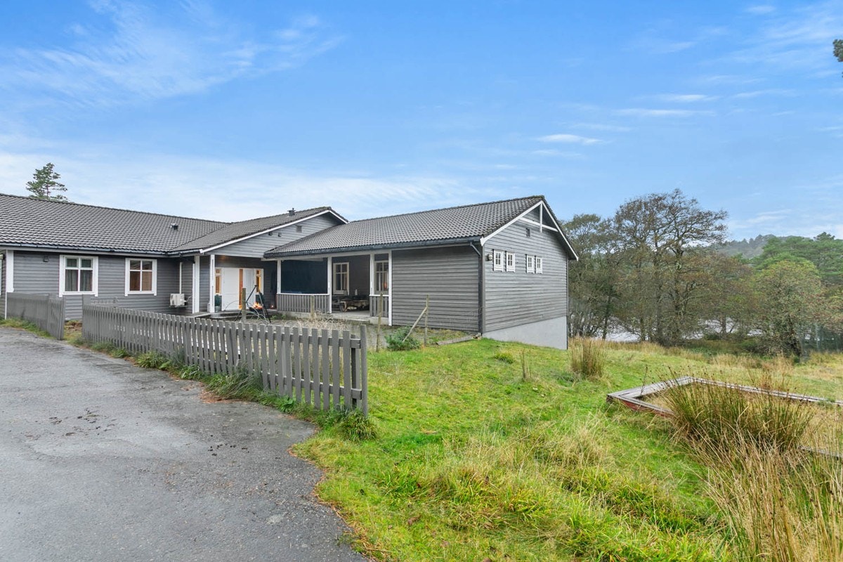 Her har det vore både skulehus, grendahus og barnehage. No er det gjort om til ein stor fritidsbustad som kan bli din! Galleribilde