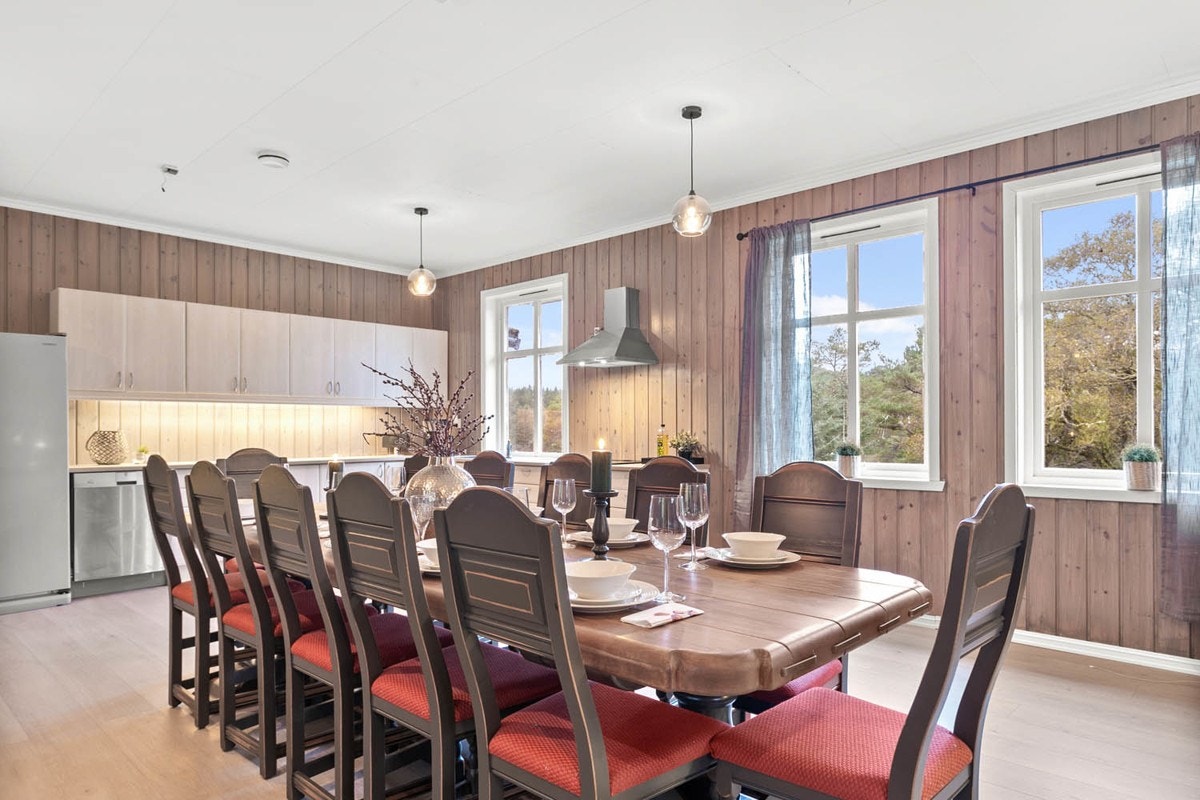 Eteplass på kjøken med plass til alle ein måtte ynskje. Galleribilde