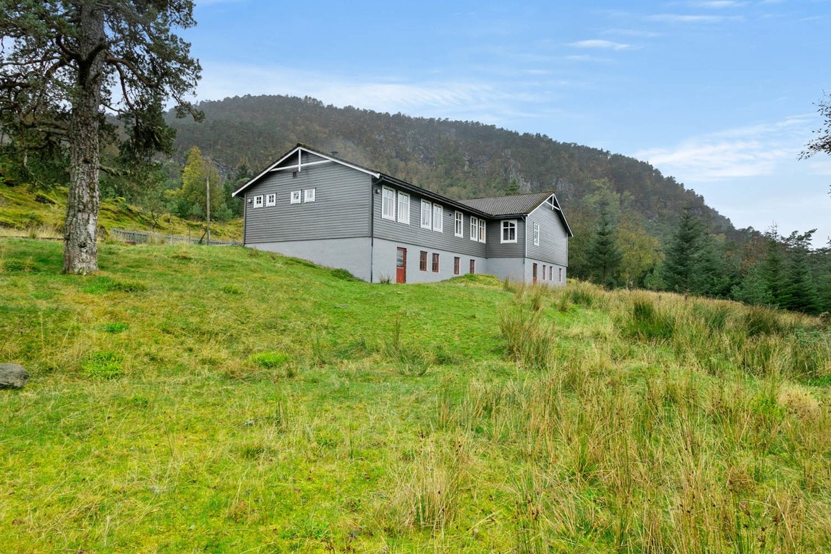 Med eiedommen føl og eit båtfeste i gangavstand frå bustaden. Velkommen på visning! Galleribilde