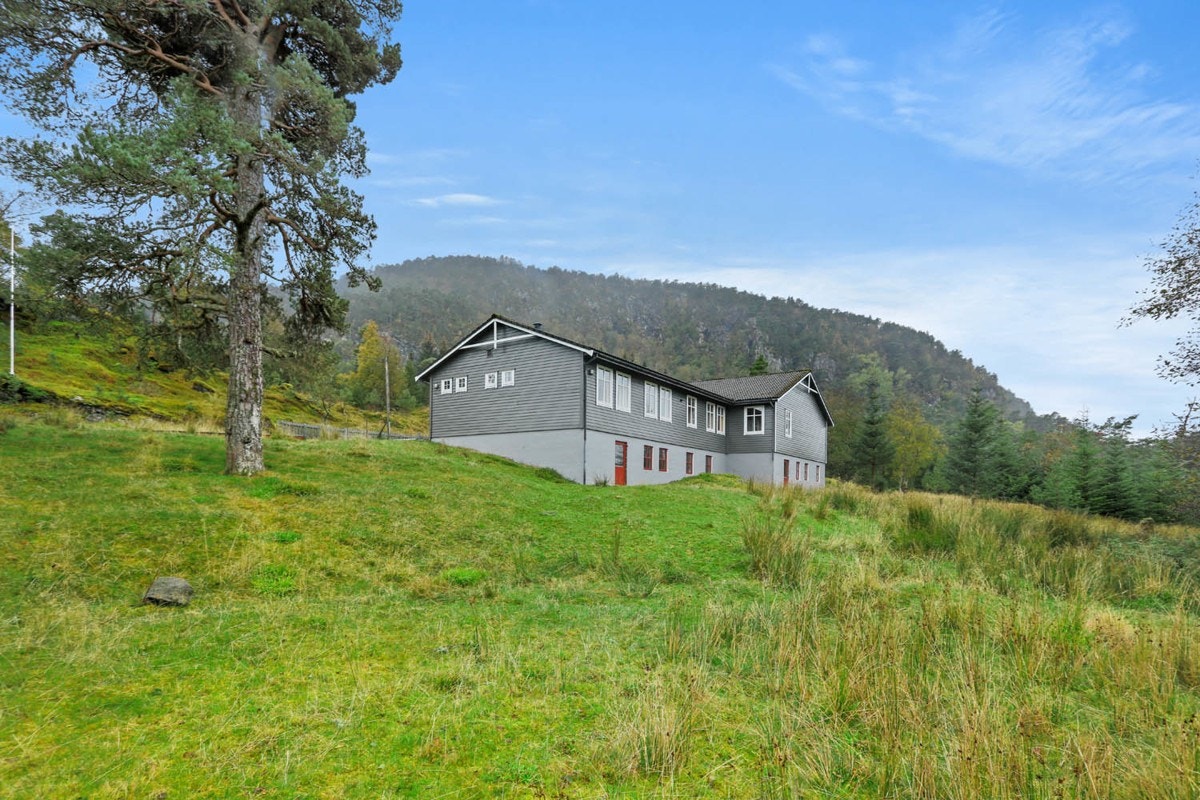Fritidsbustaden ligg skjerma til, her har du eiin anledning til å nyte rolige og sjarmerande omgjevnader. Galleribilde