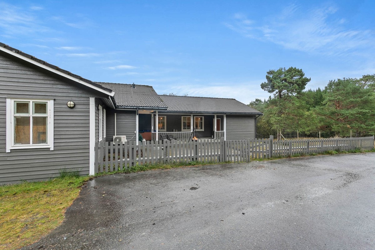 Svanøy er ein kjend turiststad med ro og fred. Her kan ein besøke hjortefarm, fiske og bade. Ein herleg plass å vera! Galleribilde