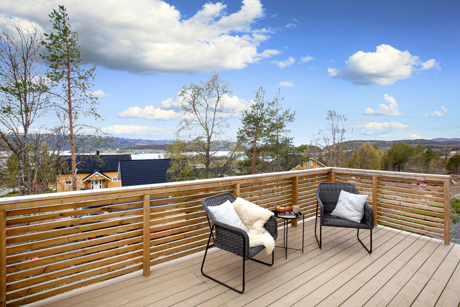 Utleieleiligheten har egen terrasse med god plass for utemøbler, nydelig utsikt og strålende solforhold.