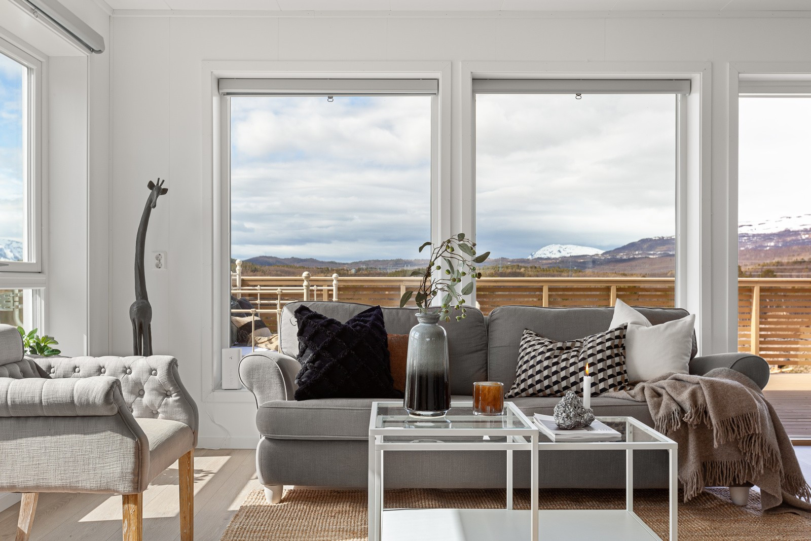 I stuen er det god plass til stor sofa og tilhørende møbler.