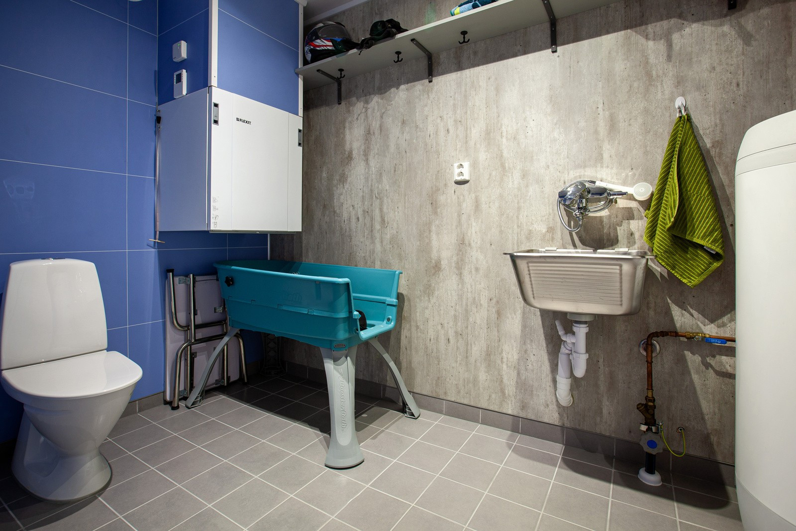 I tilknytning til inngangspartiet er det et stort vaskerom med toalett, opplegg for vaskemaskin, plass for tørketrommel.