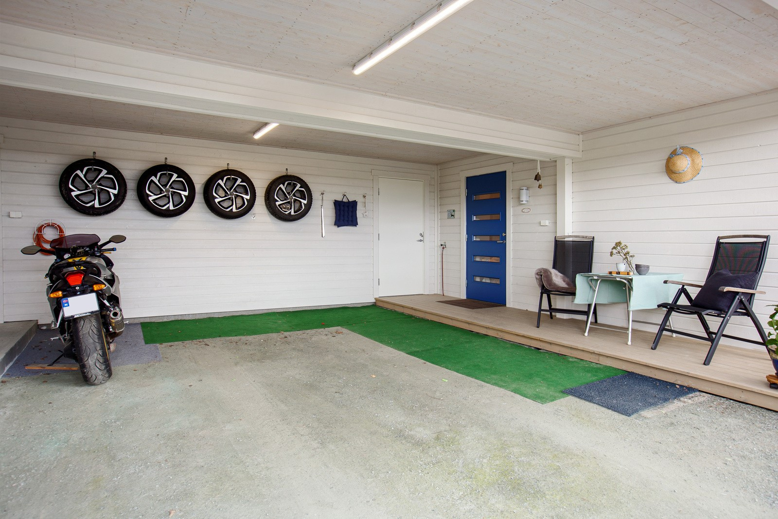 Bilen parkerer du under tak i carporten.