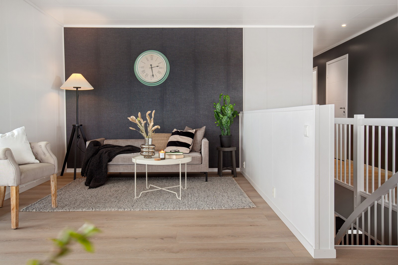 Stuen har flere naturlige soner for innredning av både sofagrupper og spisebord.