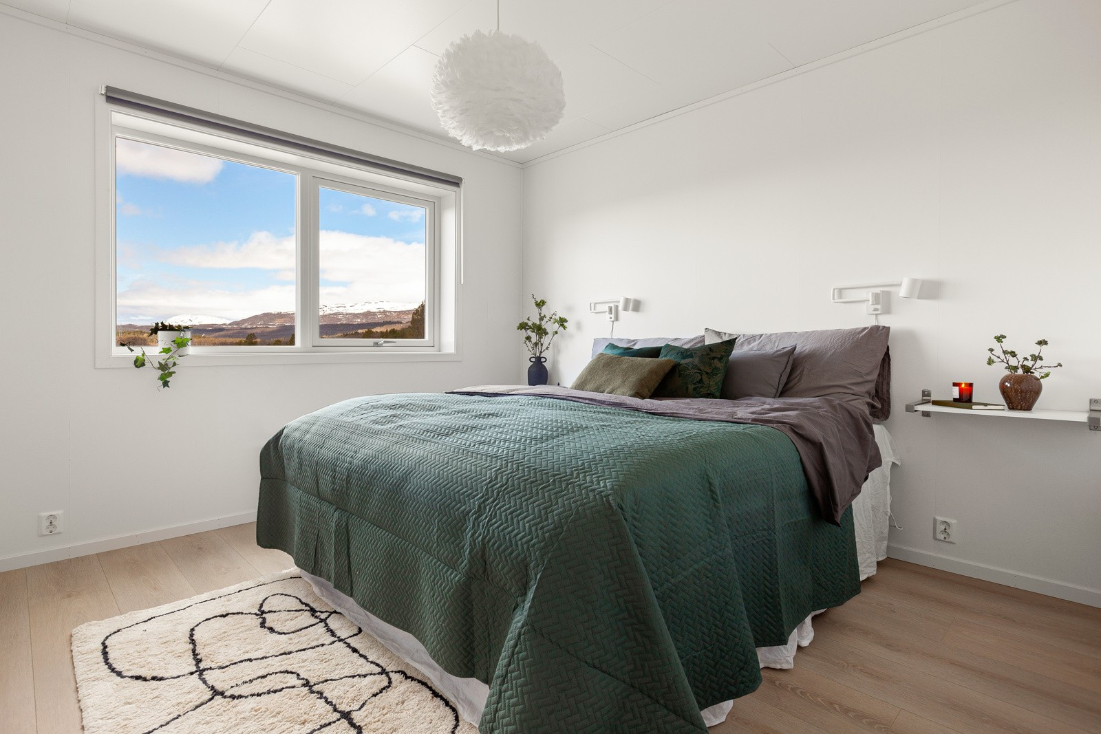 Lyst og romslig hovedsoverom med god plass for dobbelseng.