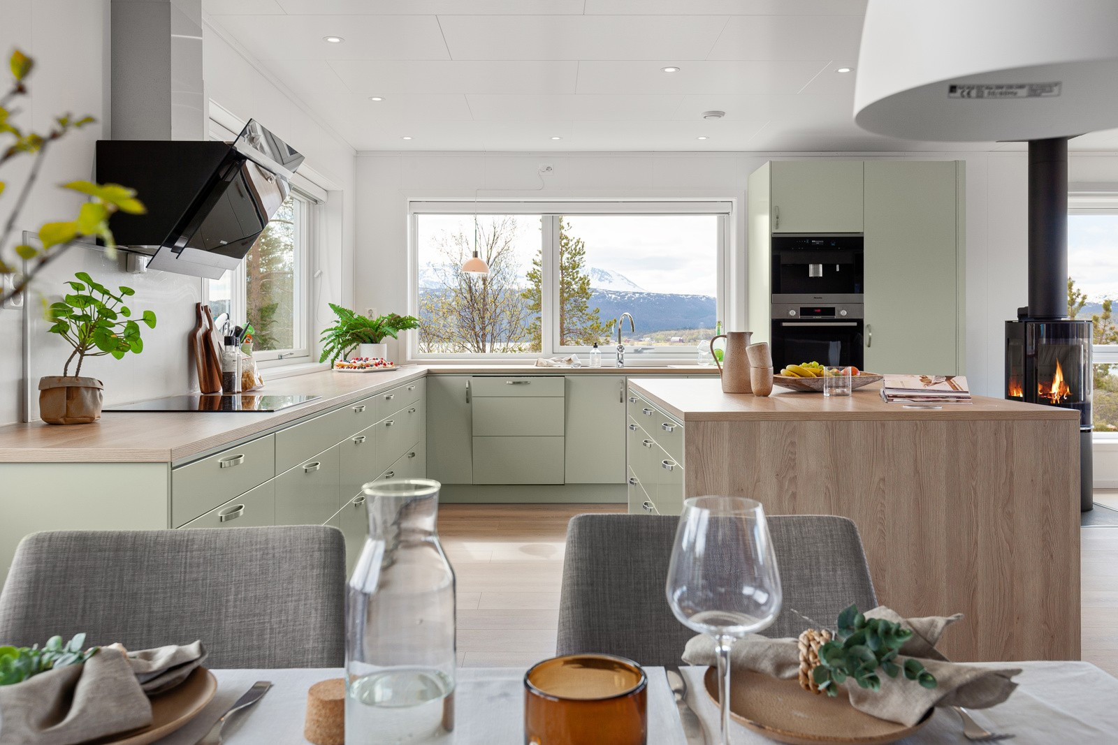 Kjøkkenet er utstyrt med alt du trenger av integrerte hvitevarer som stekeovn, platetopp, oppvaskmaskin, kjøl/frys og egen integrert kaffemaskin fra Miele.