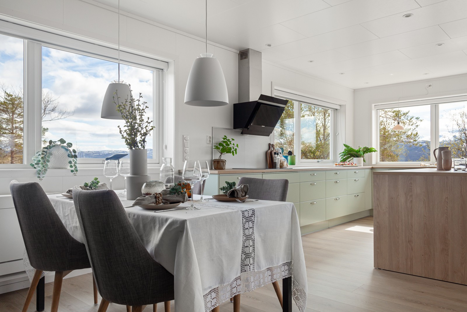 Boligen er utstyrt med balansert ventilasjonsanlegg som gir et friskt og godt inneklima.