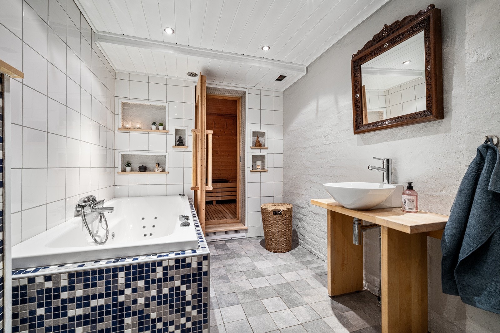 Badet er meget romslig og har innfliset badekar Galleribilde
