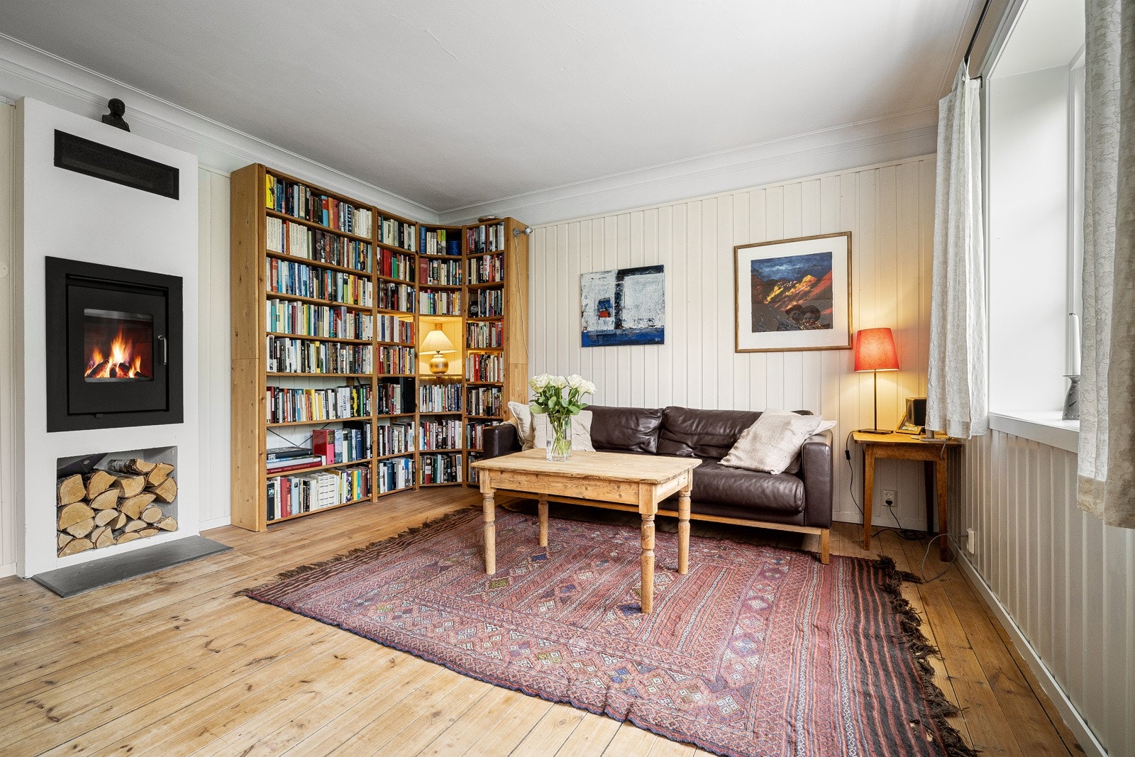 God plass til store bokhyller Galleribilde
