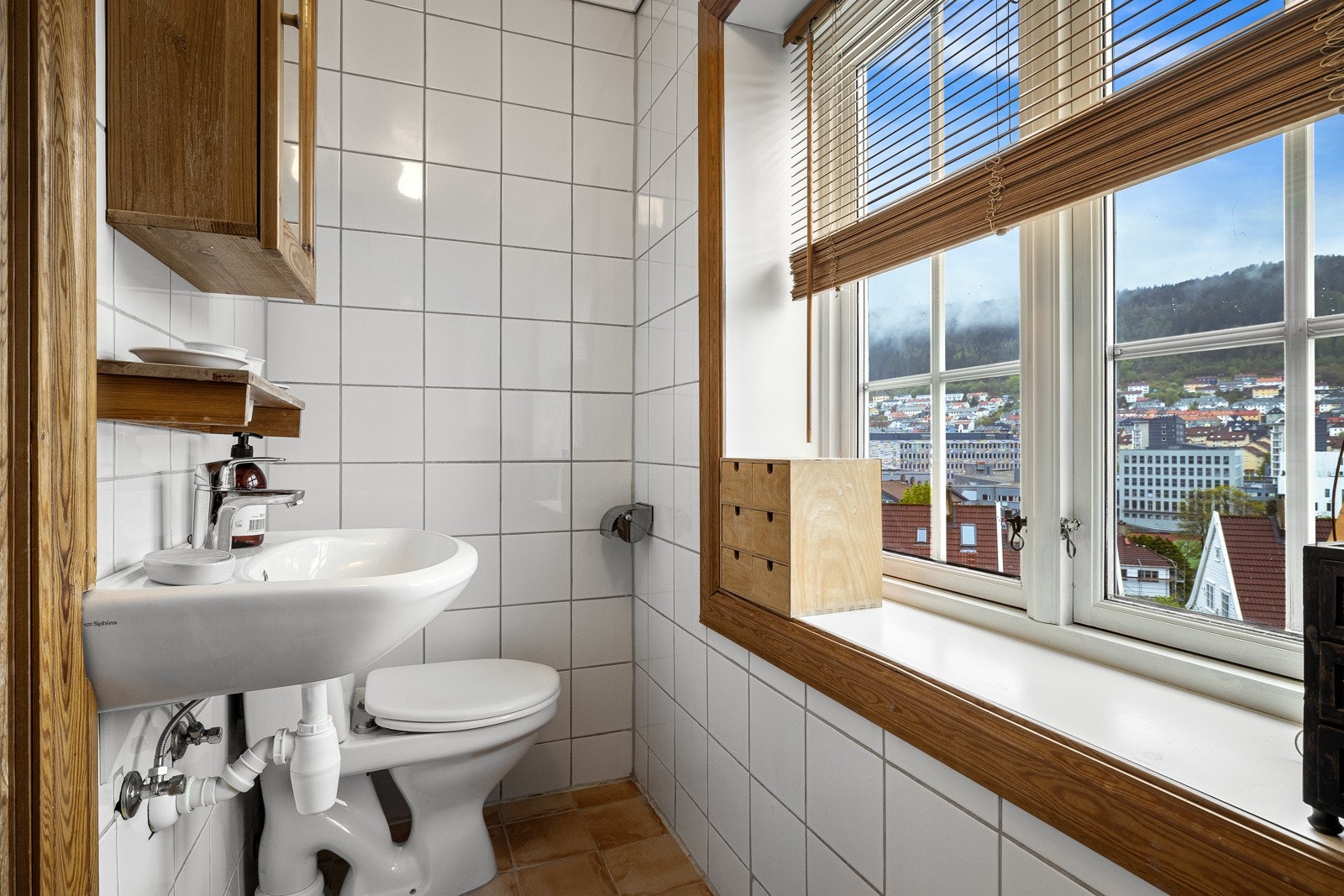 Bad i 2. etasje med wc, dusj og servant Galleribilde