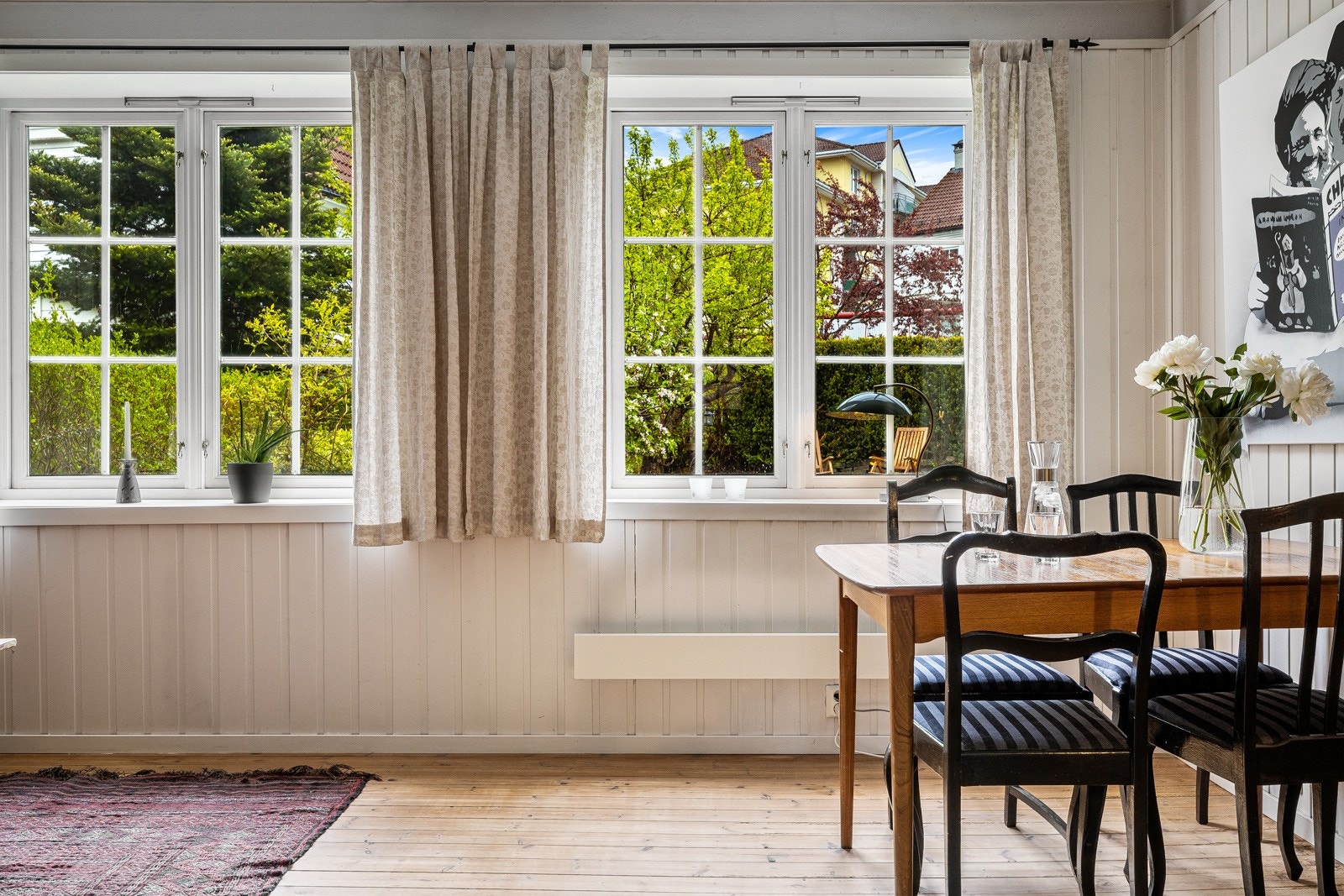 Stuevinduer ut mot bakhagen Galleribilde