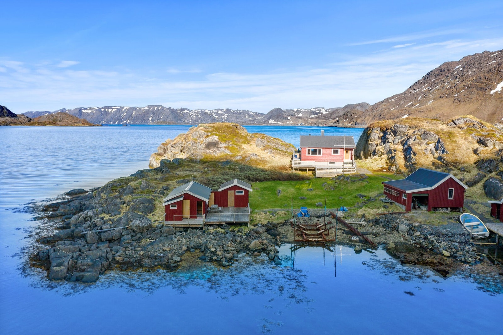 Eiendommen ligger unikt til på en holme omkranset av majestetisk natur. Galleribilde