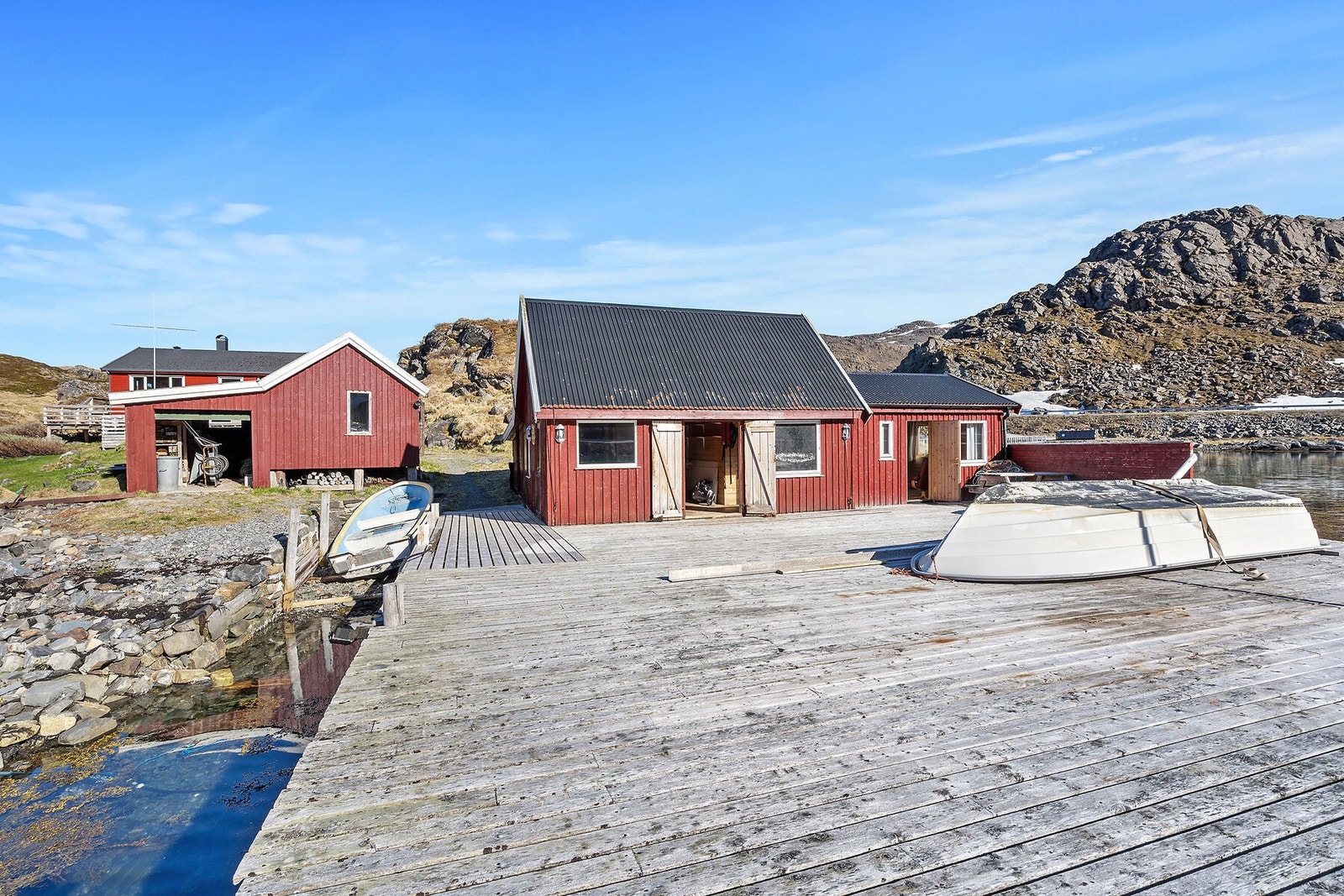 Eiendommen på holmen består av flere bygg i tillegg til egen kai og flytebrygge. Galleribilde