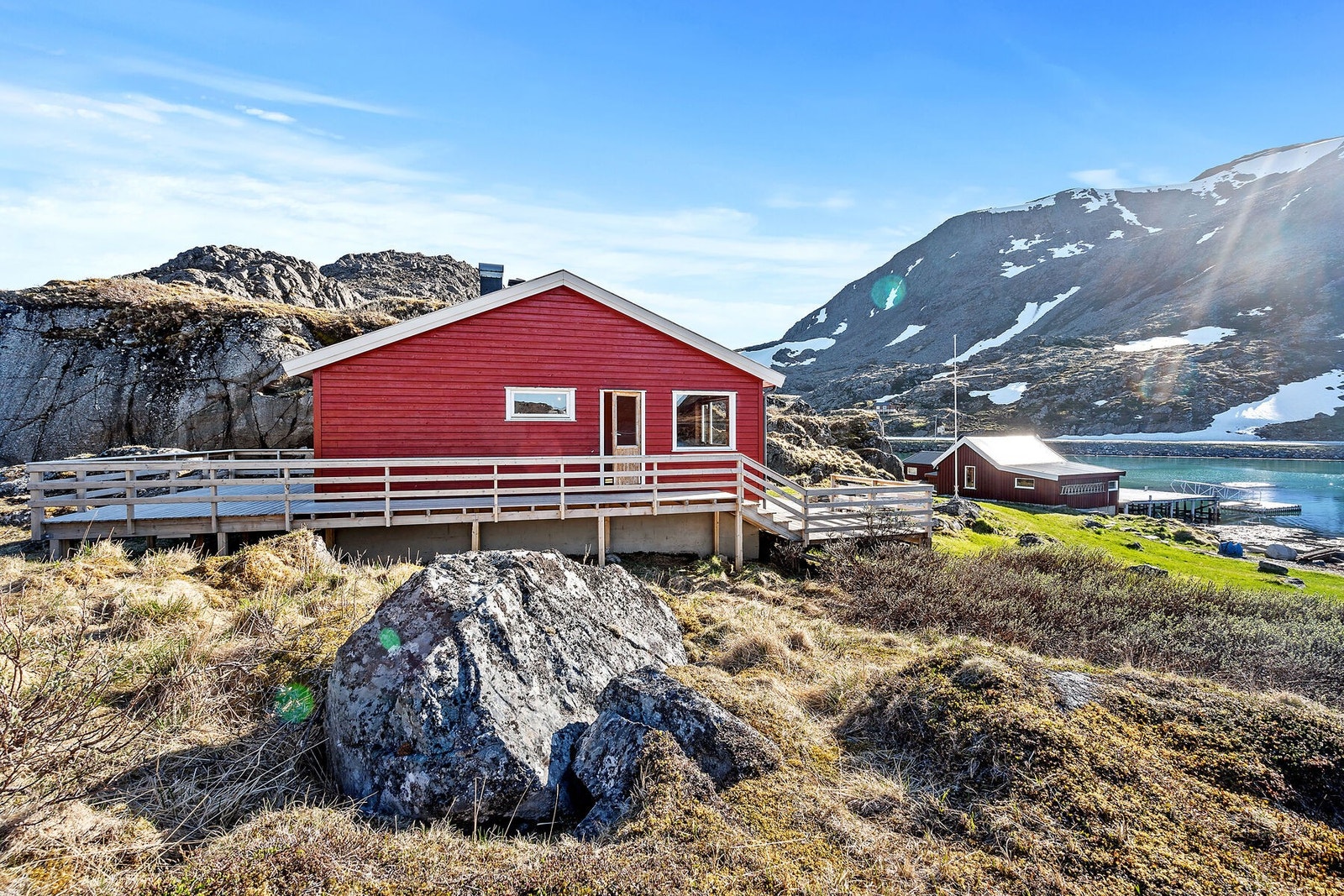 Fin variasjon mellom naturtomt og opparbeidet utearel. Galleribilde