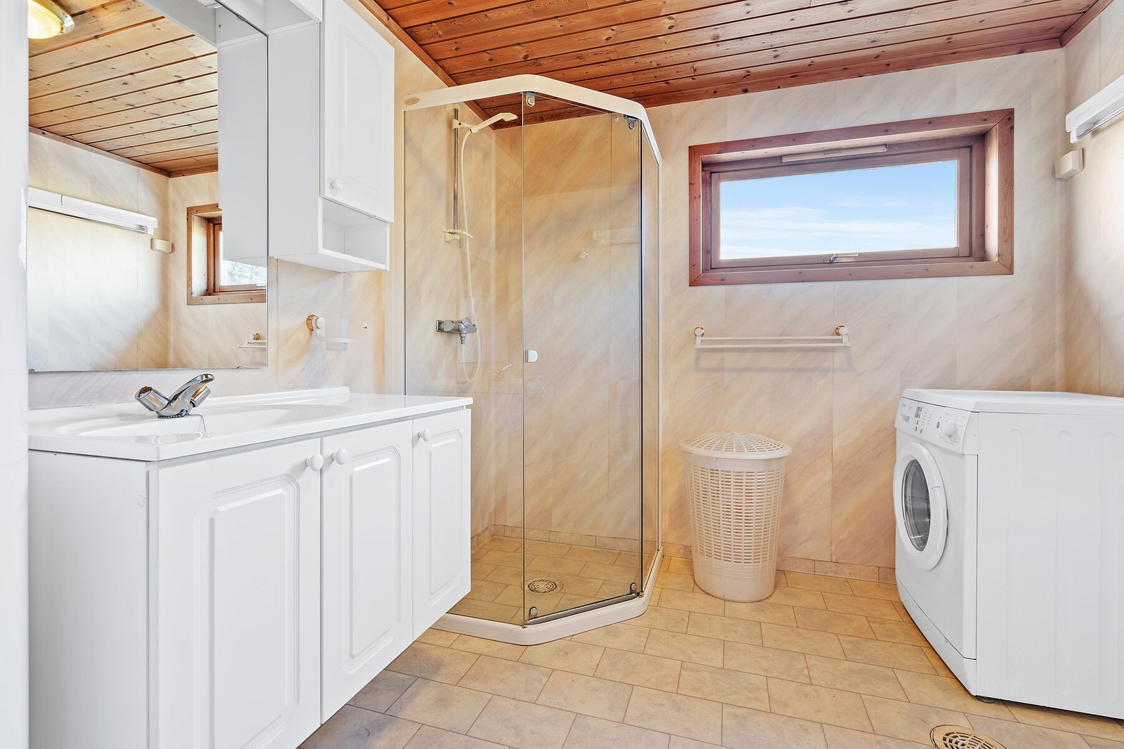 Dusjemuligheter og vaskemaskin. Galleribilde
