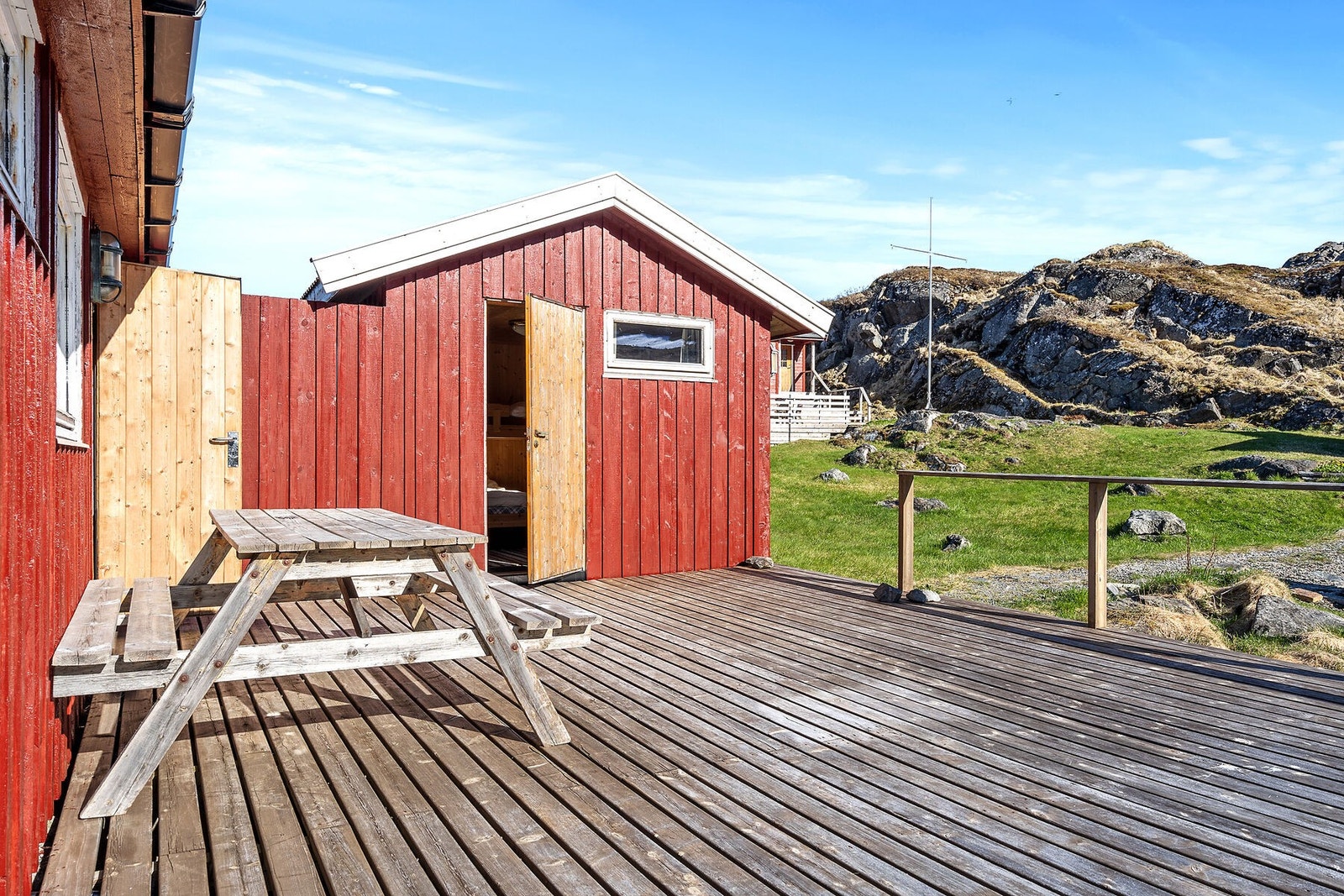 Muligheter for sittegruppe utendørs også med annekset. Galleribilde