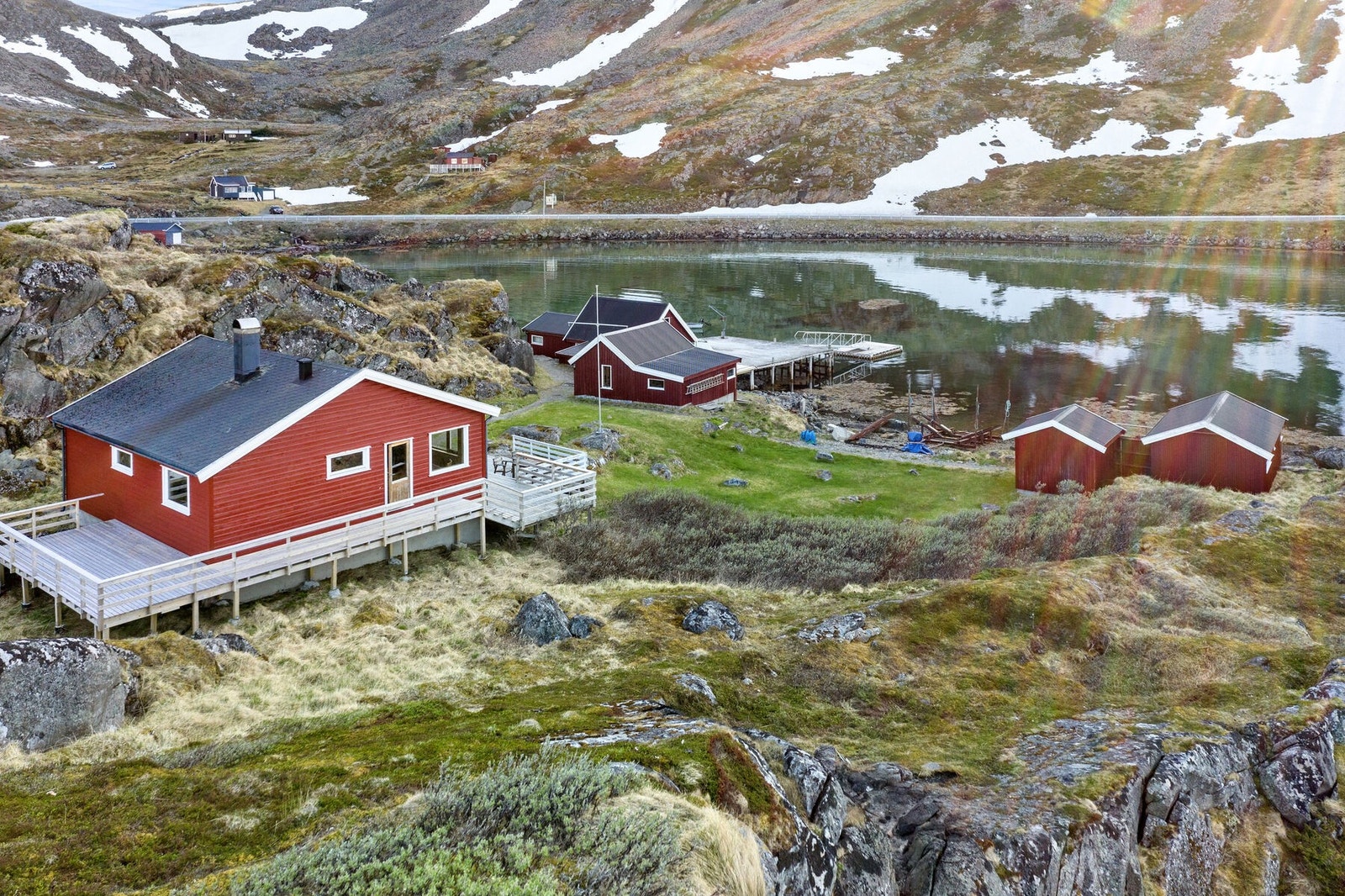 Eiendommen på holmen består av flere bygg, blant annet en hovedhytte med to soverom, samt flere anneks og verksted. Galleribilde