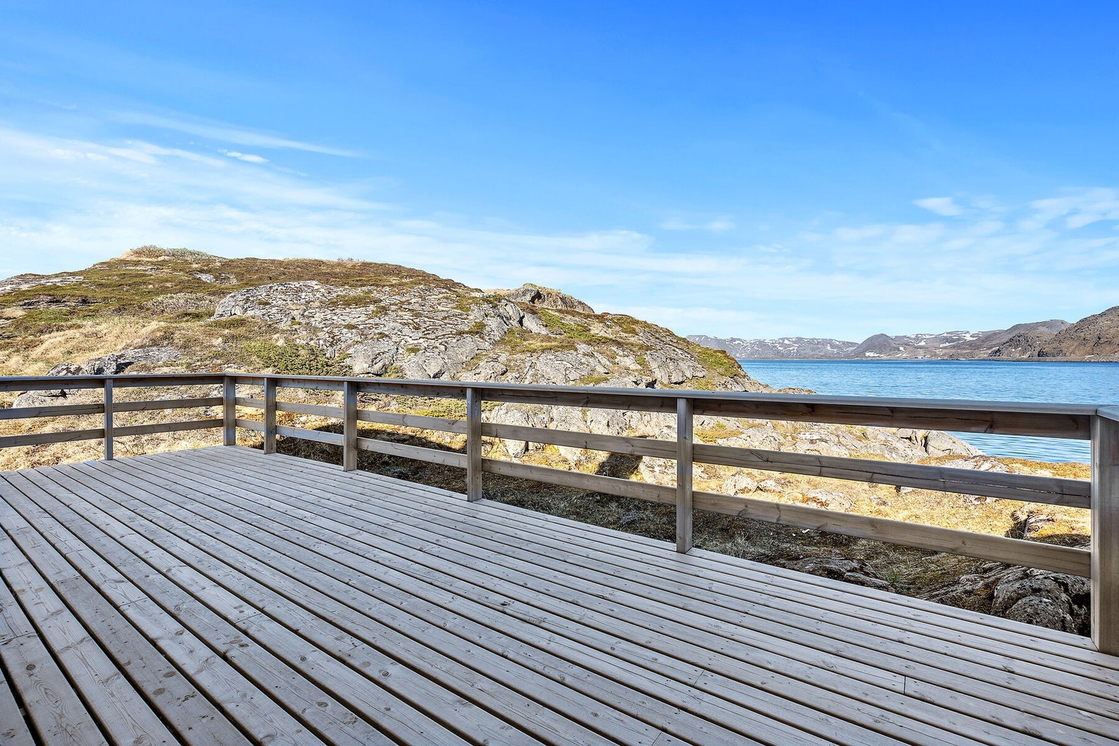 Romslig veranda i bakkant av hovedhytta. I det fjerne kan man skimte Honningsvåg lufthavn. Galleribilde