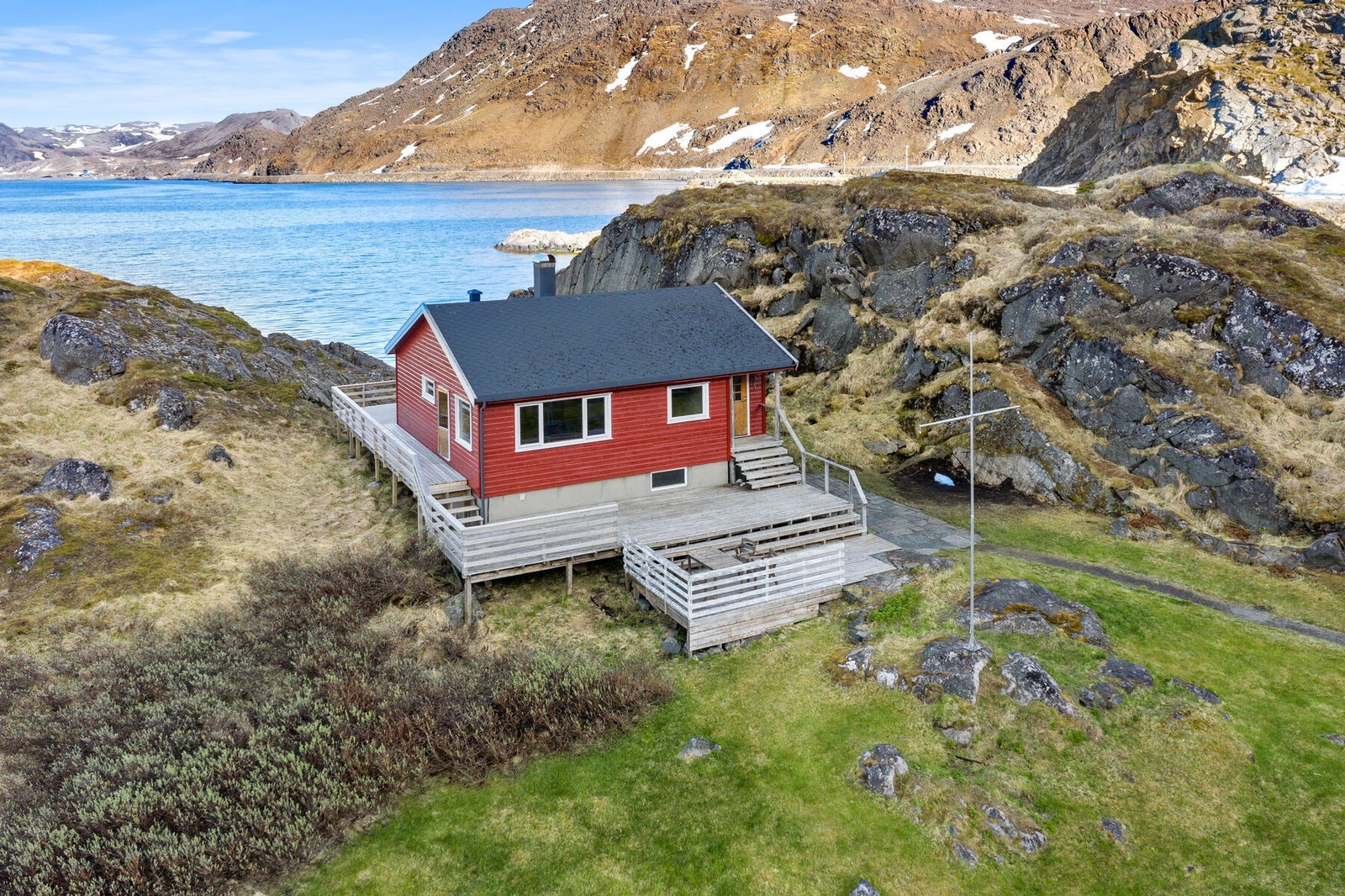 Hovedhytte med terrasse nesten rundt hele hytta. Galleribilde