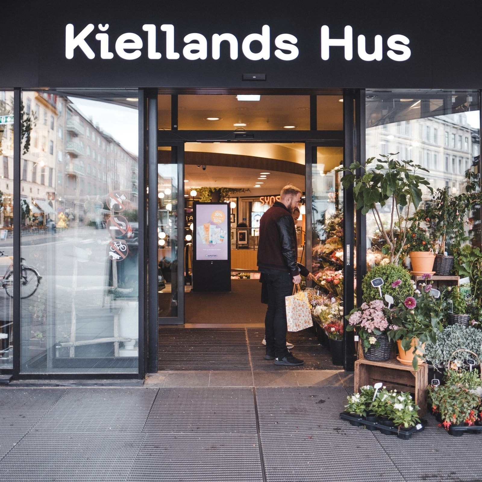 Nærmeste senter; parkeringshus, Vinmonopolet, Coop Mega ++ Galleribilde