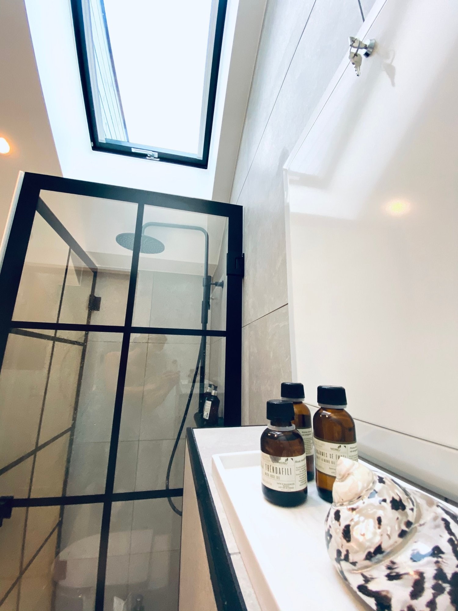 Takvindu også på badet med elektriske persienner Galleribilde