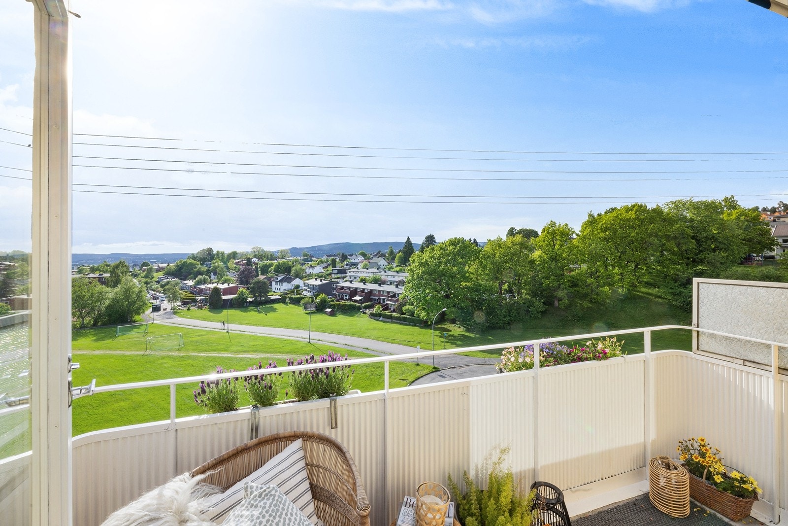 Her kan du nyte solen på sommerstid fra ca. kl.1330 - 2200 Galleribilde