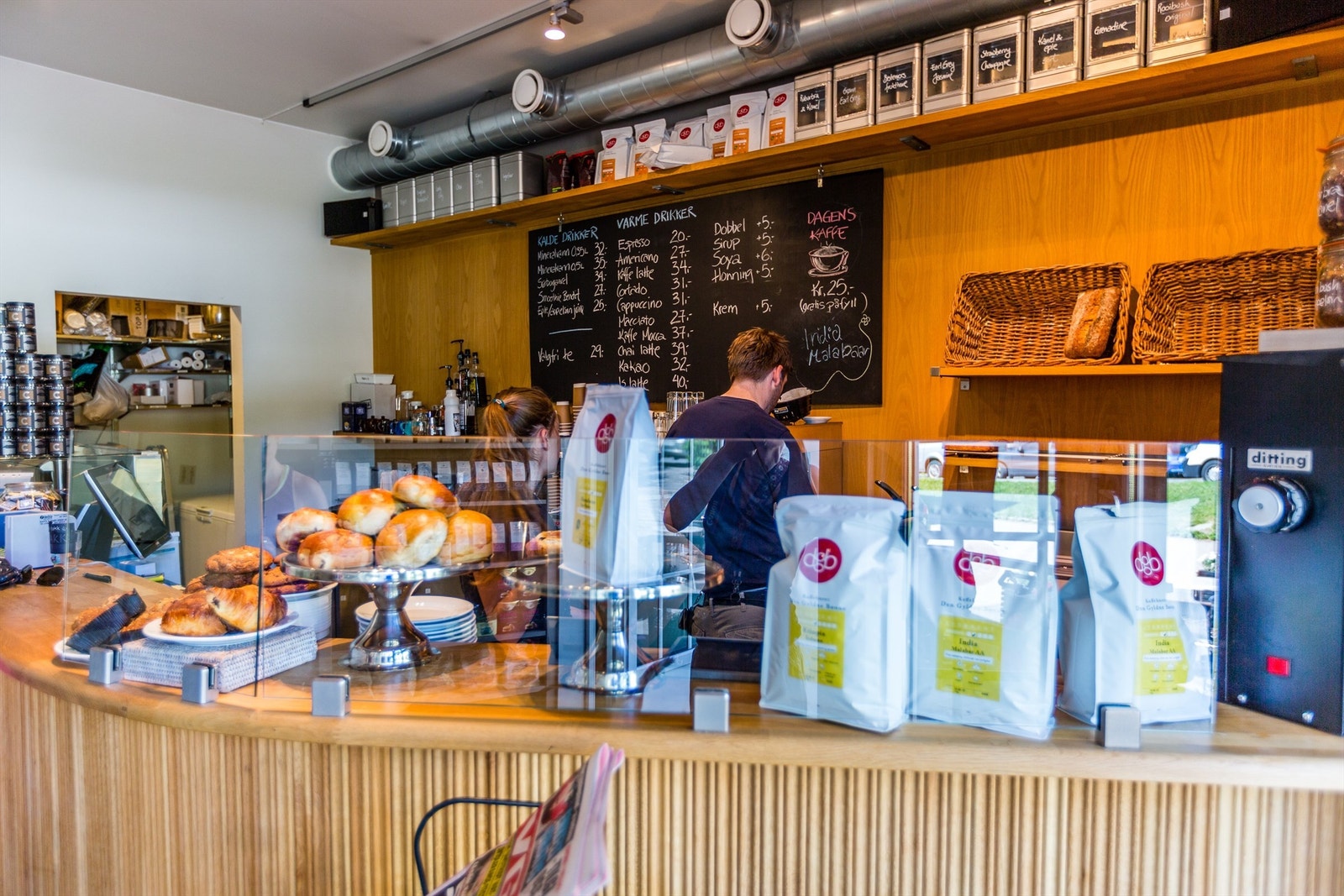 Kaféen Kaffe og Brød på Disen ligger ca. 3 min unna leiligheten Galleribilde