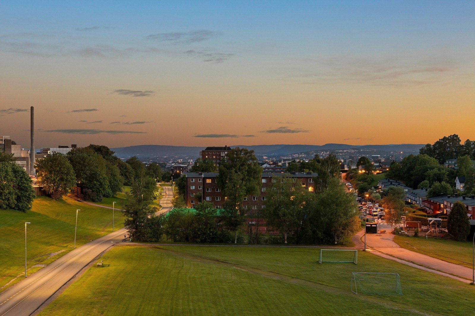 På forsiden er det grøntareal hvor det er satt ut sittegrupper som innbyr til grilling Galleribilde