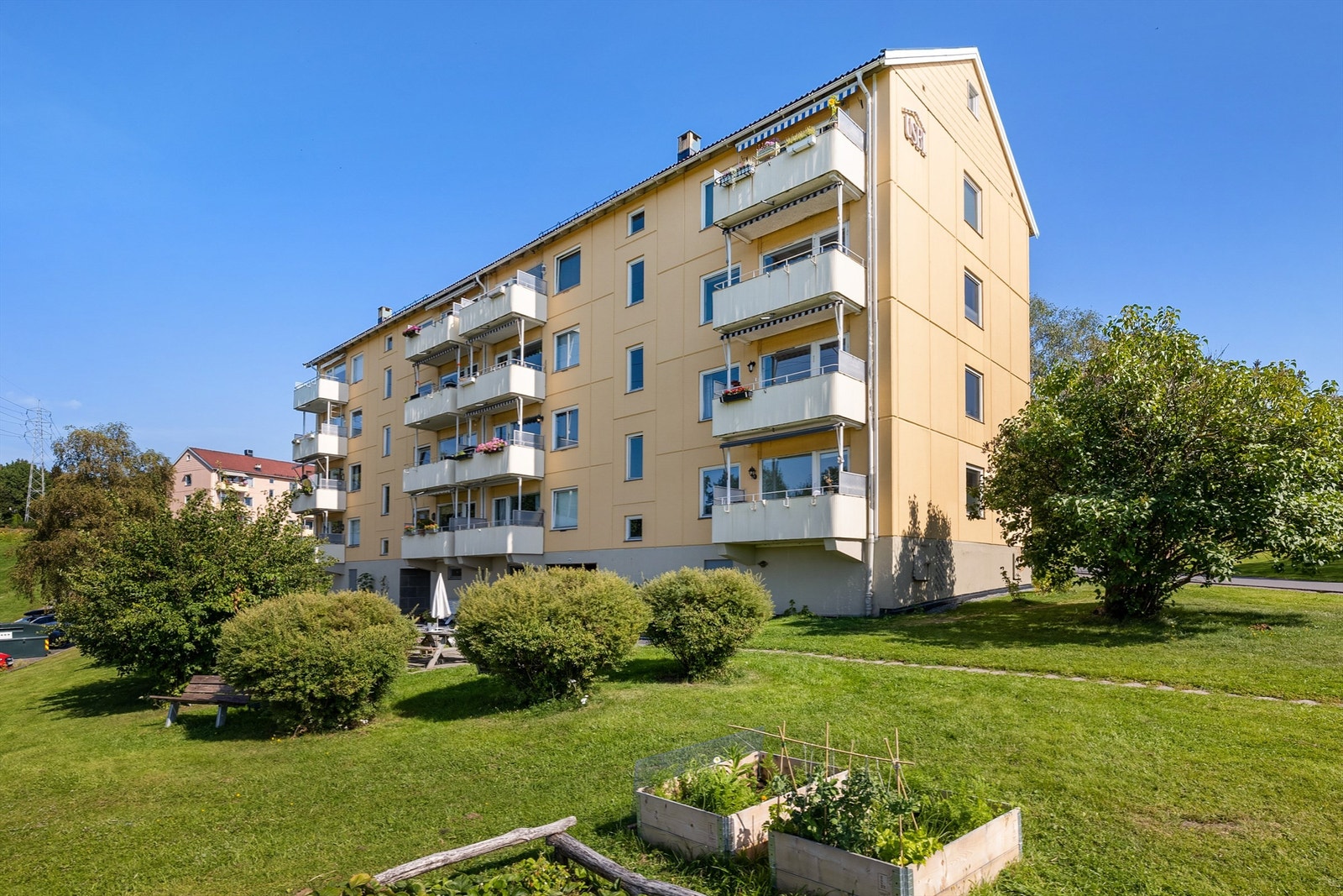 Dette er blokken hvor "alle kjenner alle" og naboer gjerne passer blomstene dine når du er bortreist Galleribilde