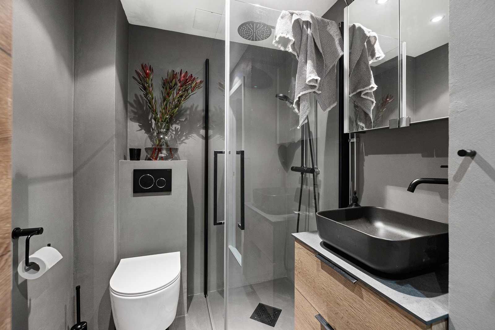 Dusjhjørne med glassdører med sorte detaljer og sort blandebatteri merke Silhouet Galleribilde