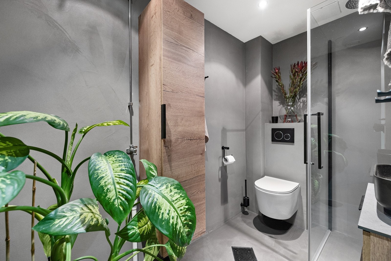 Videre ble badet oppgradert med microsement på gulv og vegger i mai 2022 Galleribilde