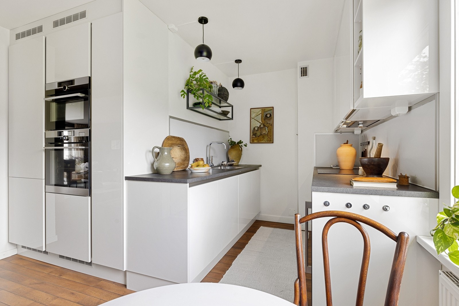 Påkostet HTH-kjøkkeninnredning merket Athena i hvit høyglans fra 2018 Galleribilde