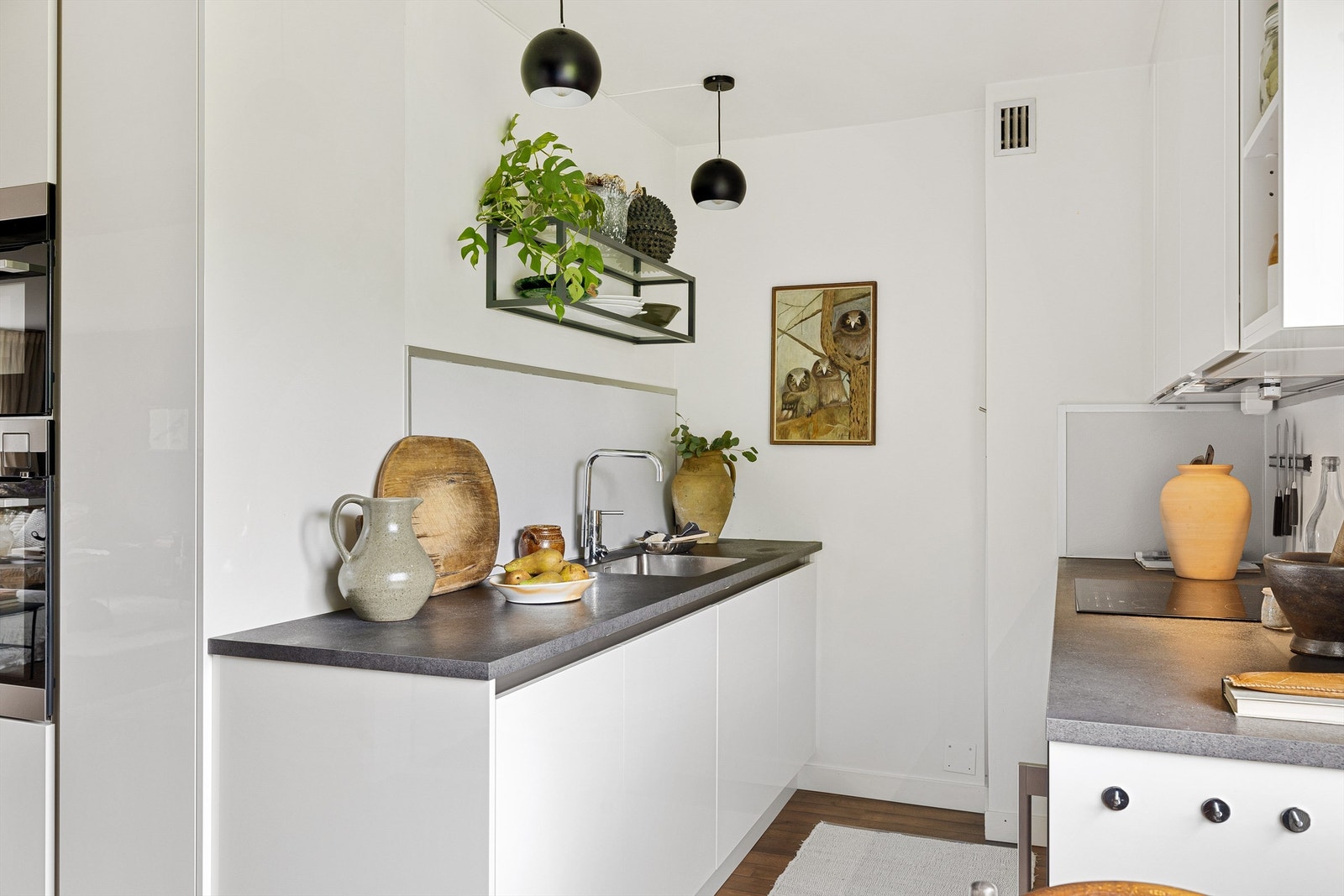 Laminat benkeplate med trendy veggehengt hylle og pendellamper Galleribilde