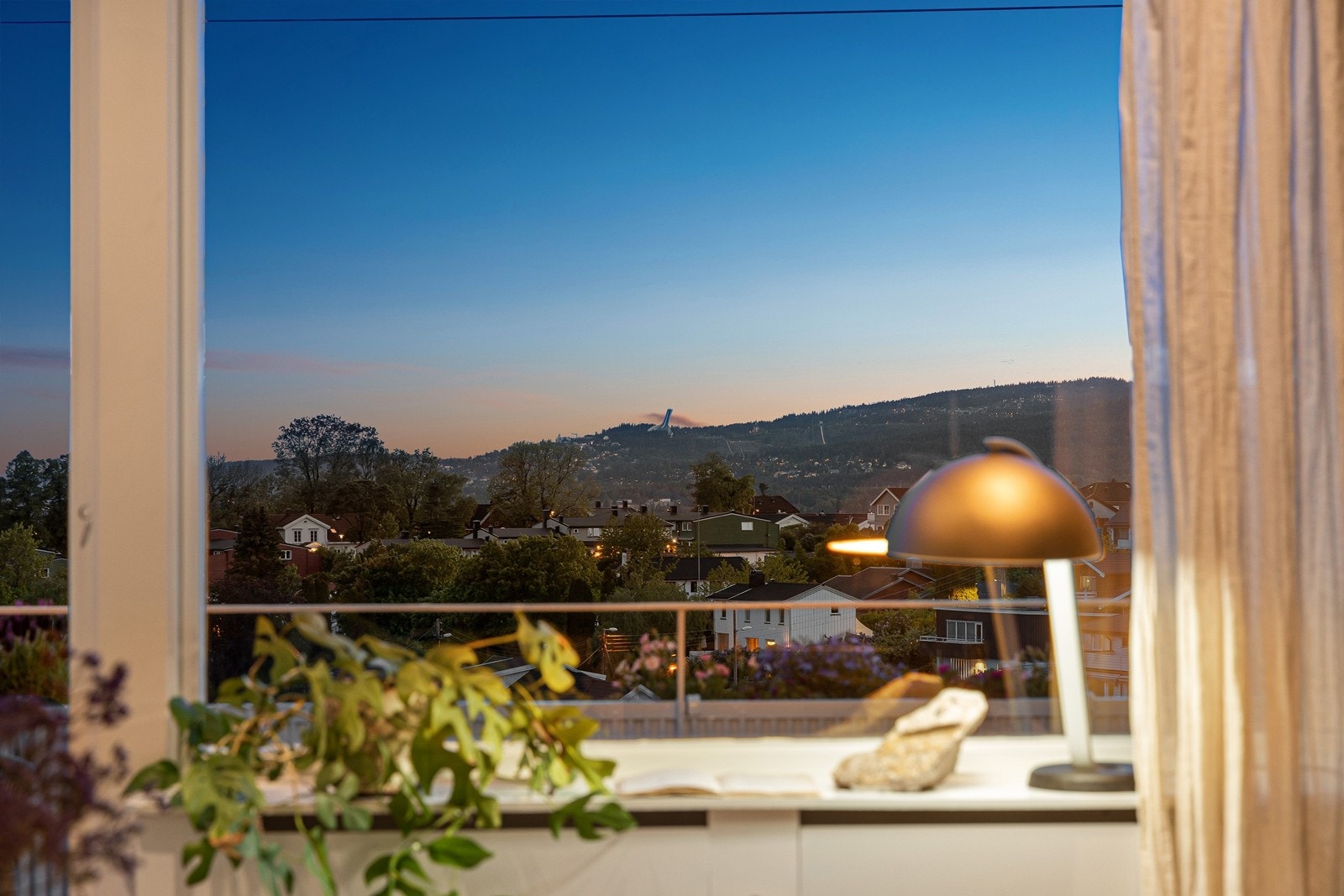 Utsikt mot Holmenkollen fra stue Galleribilde