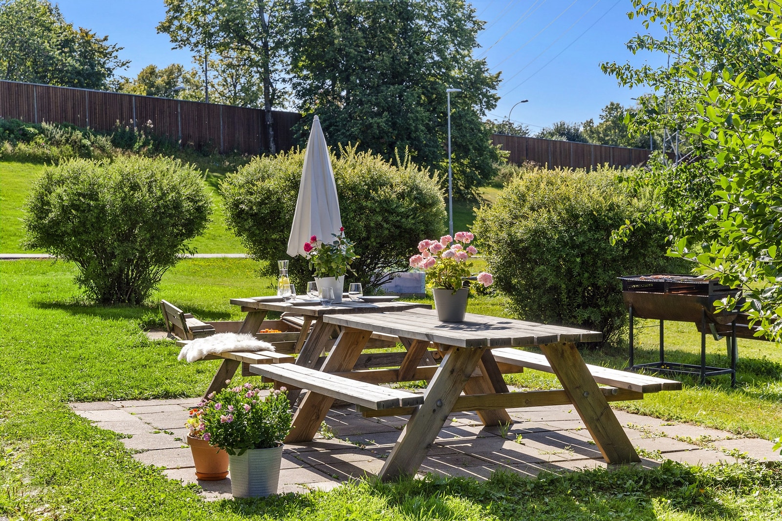 På forsiden er det grøntareal hvor det er satt ut sittegrupper som innbyr til grilling Galleribilde