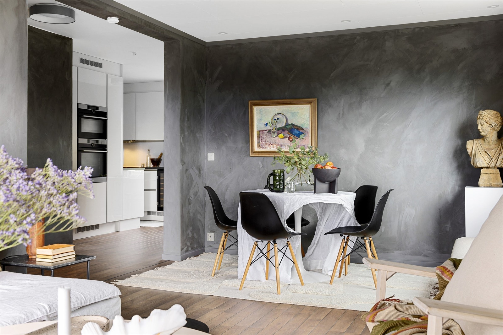 I stuen er det delvis åpen kjøkkenløsning skaper en sosial atmosfære Galleribilde