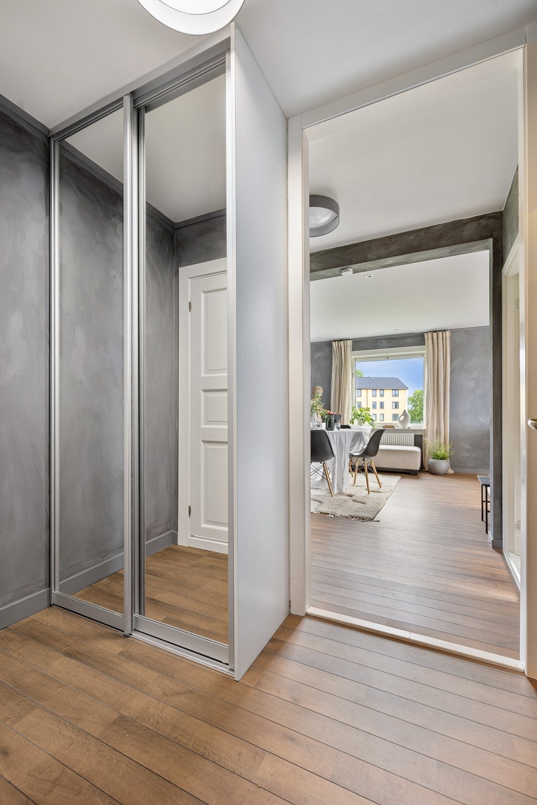 Lys og imøtekommende entré med skyvedørsgarderobe fra Garderobemannen Galleribilde