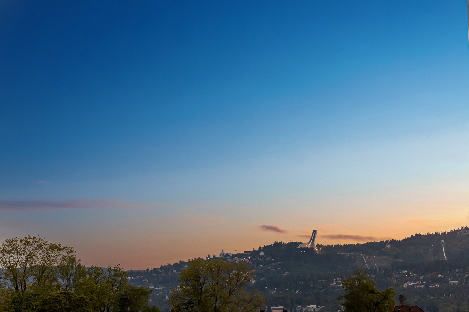 Fra balkongen har man flott utsikt mot Holmenkollen Galleribilde