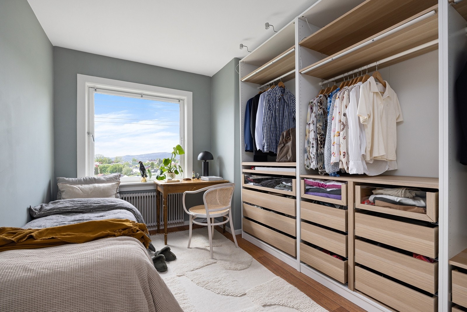 Soverom II har Pax garderobe fra IKEA med fin og praktisk innmat Galleribilde