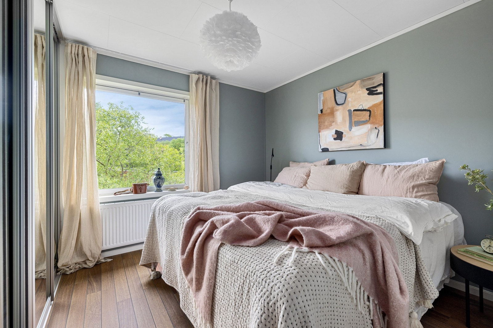 "Master bedroom" med skyvedørsgarderobe fra Garderobemannen Galleribilde