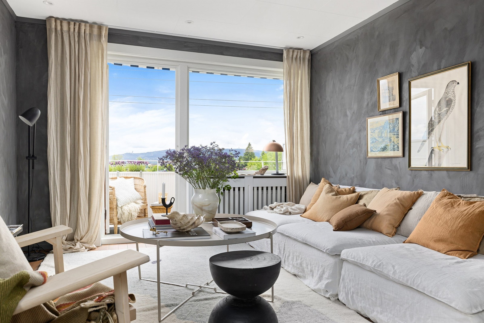 Fra stuen er det utgang til usjenert, vestvendt balkong på 4,5 kvm hvor du kan nyte solen Galleribilde