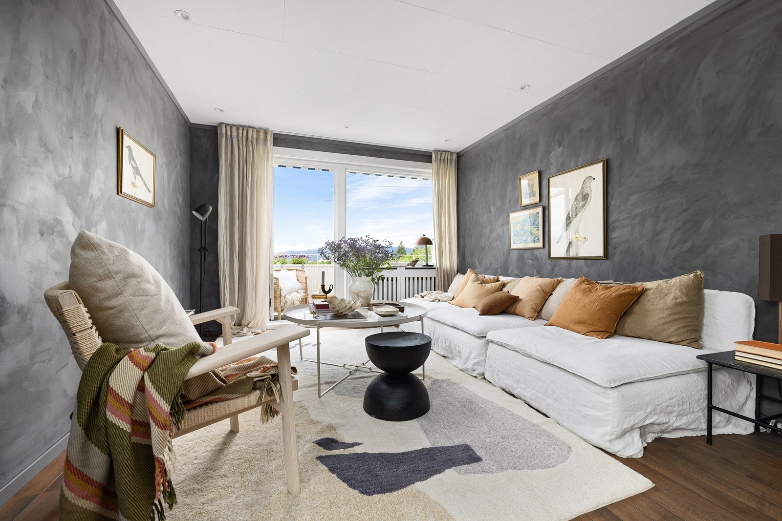 Veggene er malt med kalkmaling som kombinerer det lune med det industrielle Galleribilde