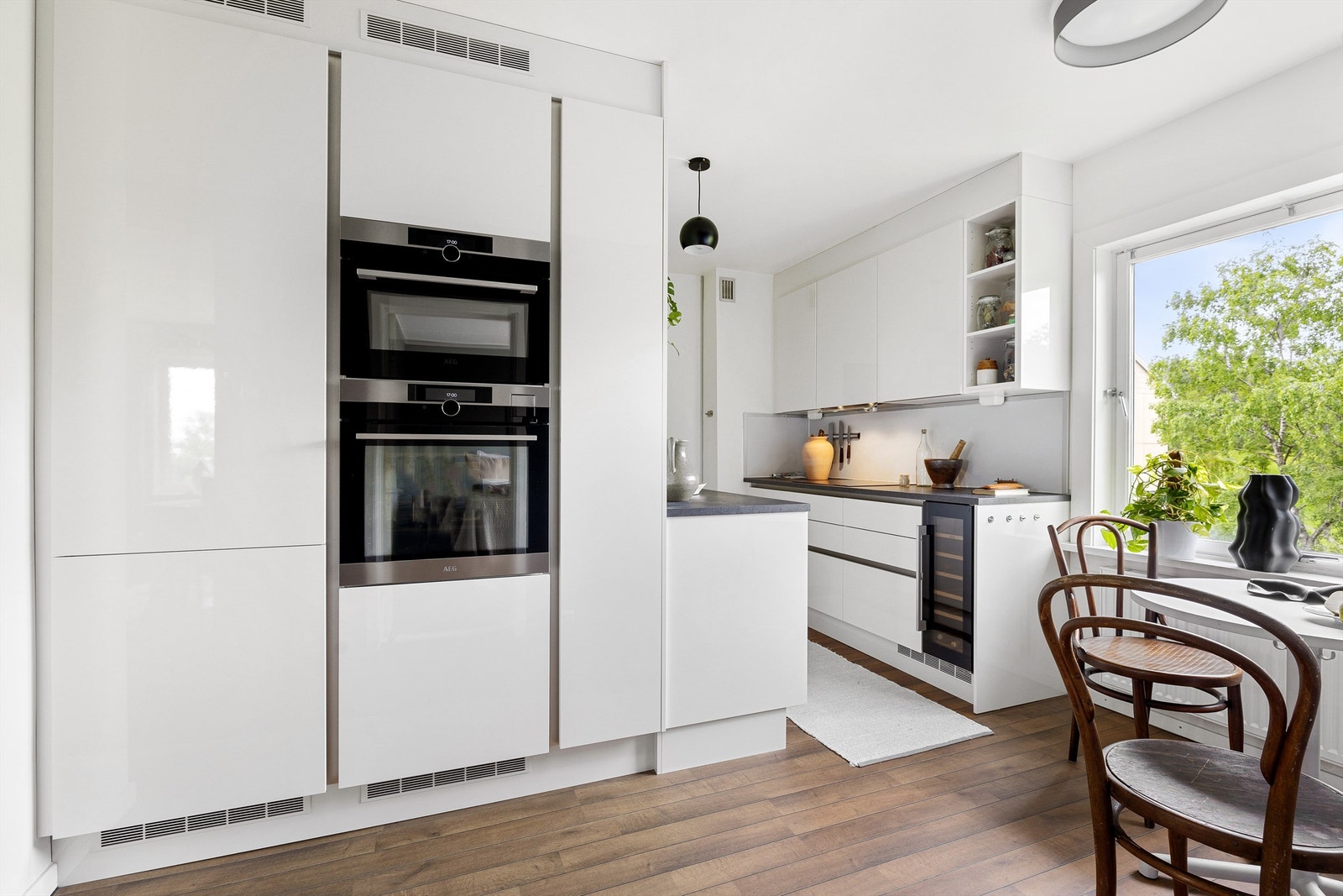 Integrerte hvitevarer fra AEG: kjøleskap med fryser, komfyr, micro, induksjonstopp, vinskap og oppvaskmaskin Galleribilde